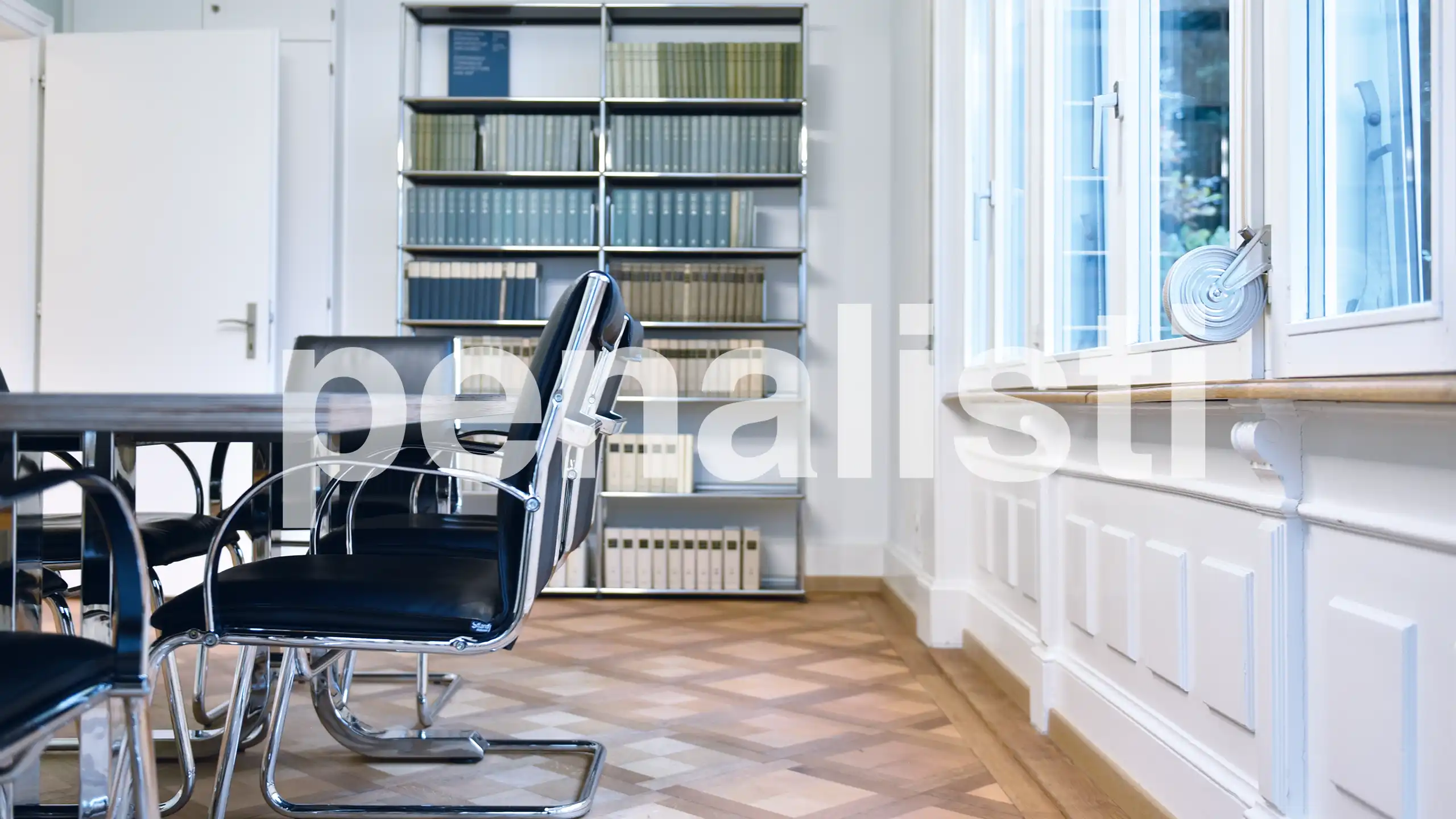 Blick in ein Besprechungszimmer der penalisti Räumlichkeiten